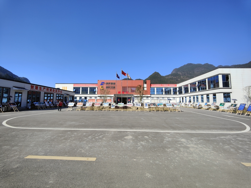 2022年11月14日，，，，，，，，重庆大发国际公路建设史上摄影展首次走进建设工地——巫云开公司组织“贯彻落实党的二十大精神 努力开创巫云开建设新局面——巫云开大发国际摄影巡展”。。。。。 (1)